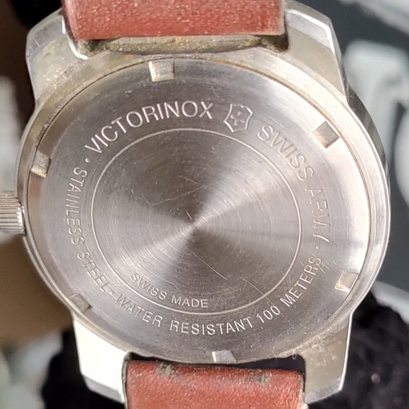 [[SOLD]] 39mm Victorinox Swiss Army Watch Red Field Military Style - Picture 3 of 9